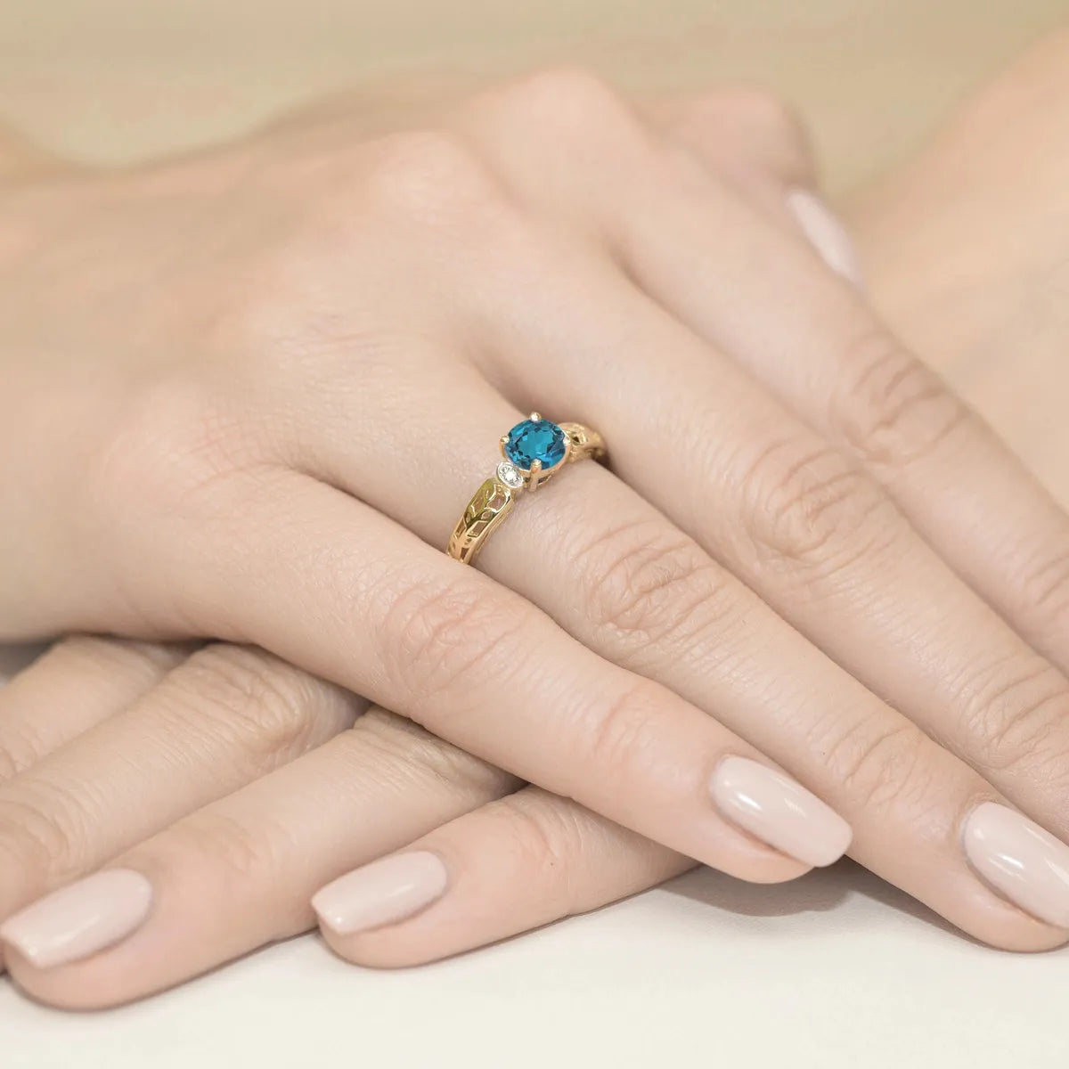 bague-en-or-avec-topaze-london-blue-de-0-50ct-et-diamants-de-0-02ct-w0014-tol-01