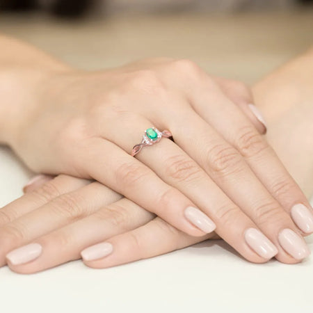 gold-ring-with-0-40ct-emerald-and-0-052ct-diamonds-w0019-emg-01