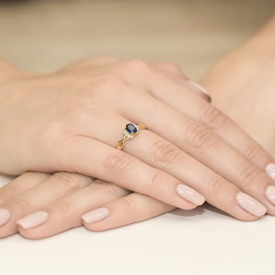 gold-ring-with-0-70ct-sapphire-and-0-052ct-diamonds-w0019-sab-01