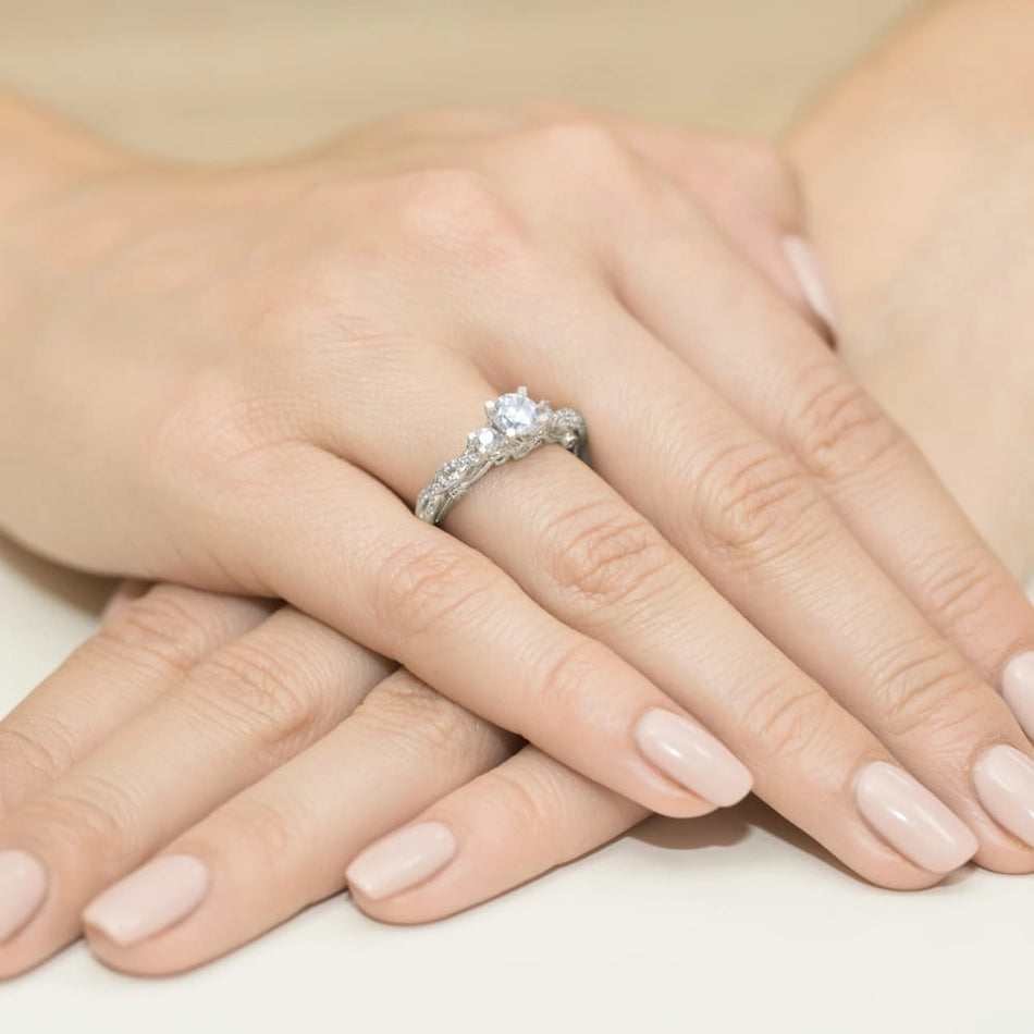 White Gold Vintage-Style Ring with Lab-Grown Diamonds 0,50 ct and 0.339 ct