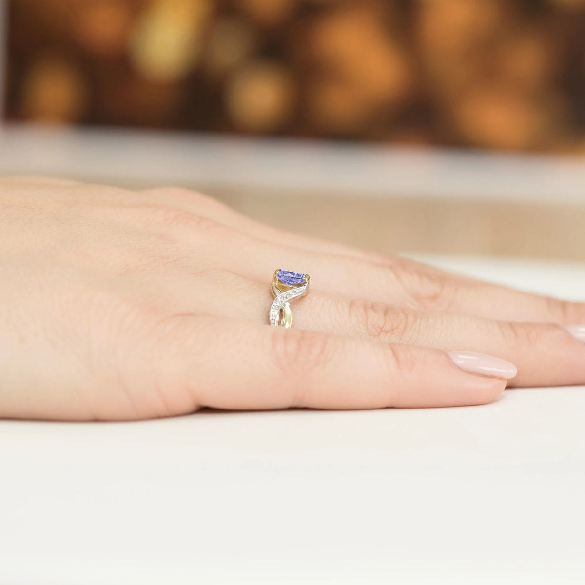 Unendlichkeitsring aus 585er Gelbgold mit ovalem Tansanit 0,40 ct und Diamanten 0,05 ct