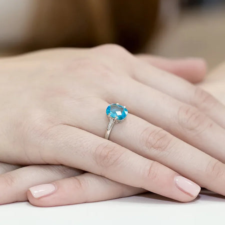 gold-ring-with-2-40ct-topaz-and-0-03ct-diamonds-w0038-tob-01