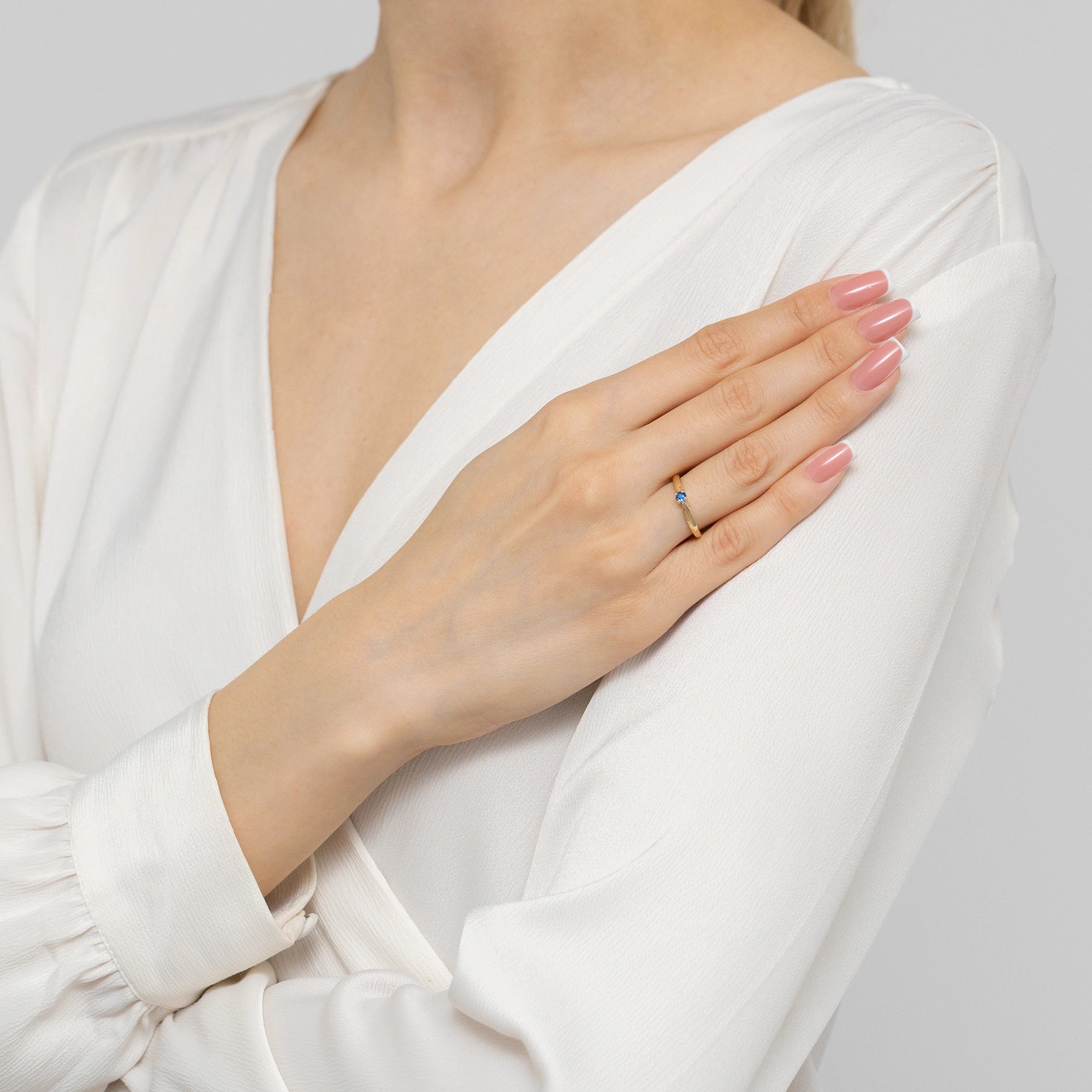 8k-gold-ring-with-dark-blue-zirconia-w0045-z6-zin-01