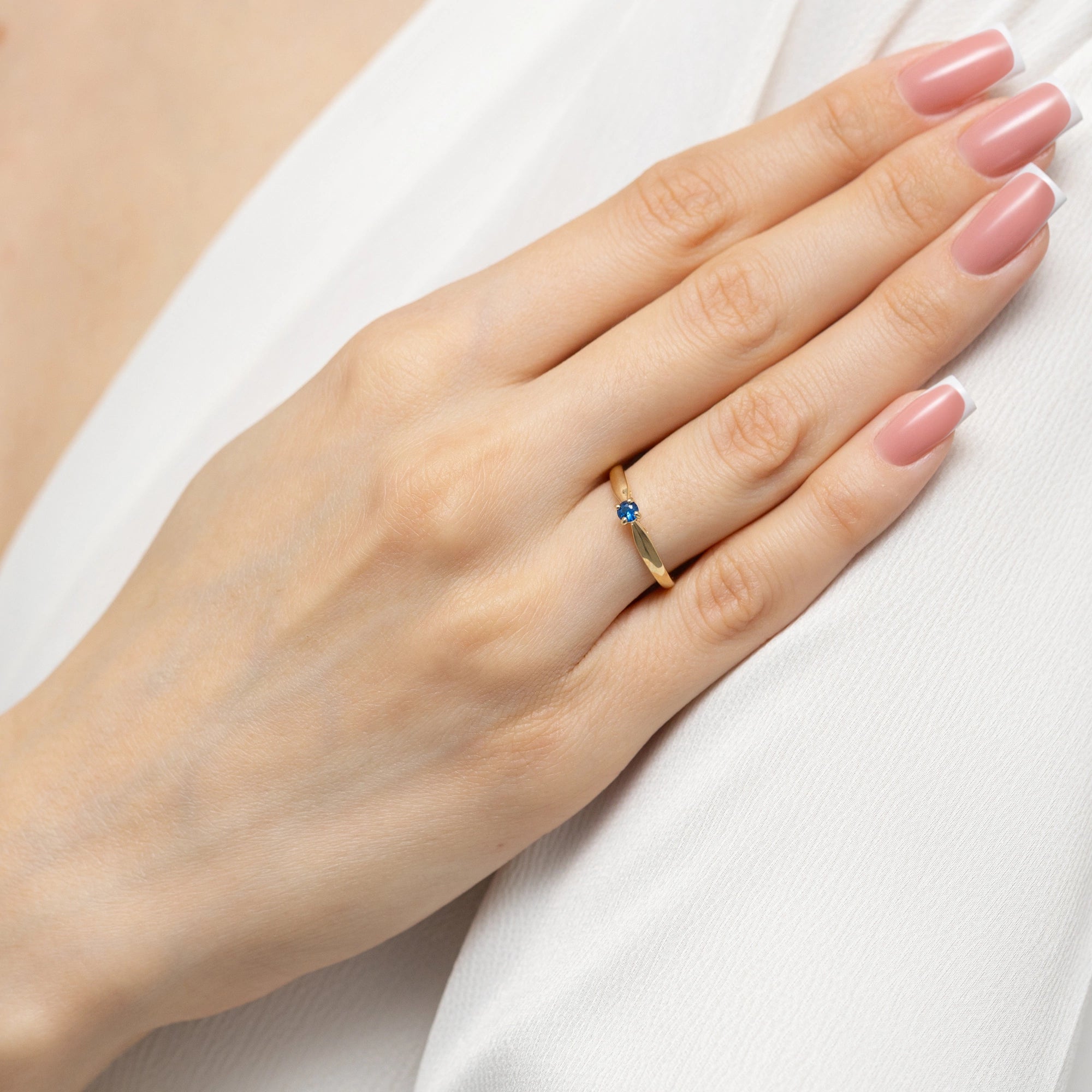 8k-gold-ring-with-dark-blue-zirconia-w0045-z6-zin-01