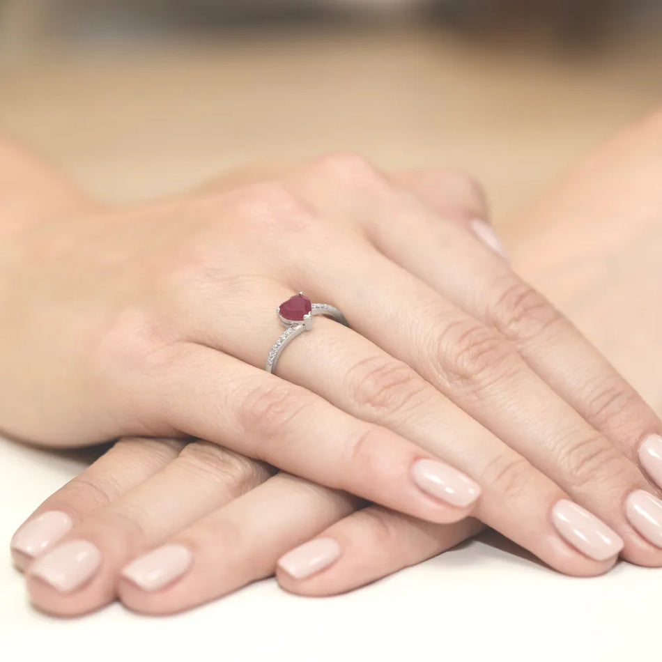 zlatý prsteň s 1,70 ct rubínom a 0,06 ct diamantmi w0050-rur-01