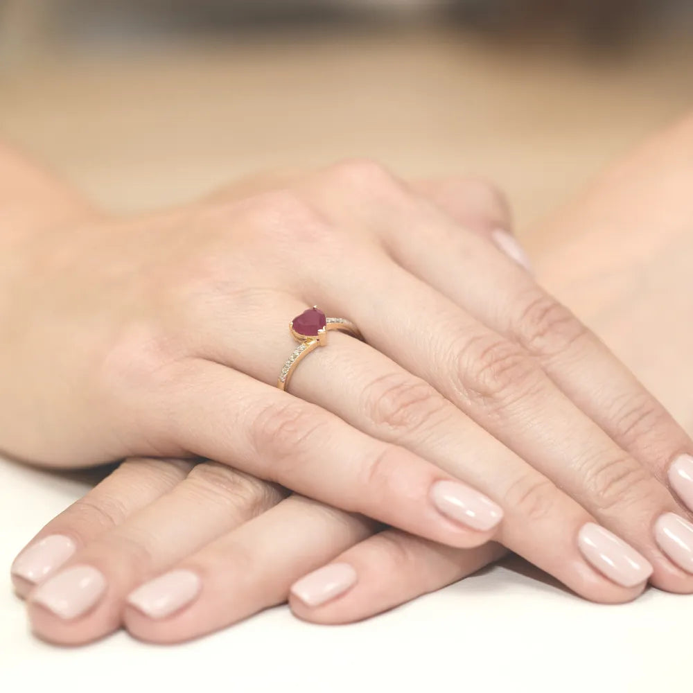 zlatý prsteň s 1,70 ct rubínom a 0,06 ct diamantmi w0050-rur-01