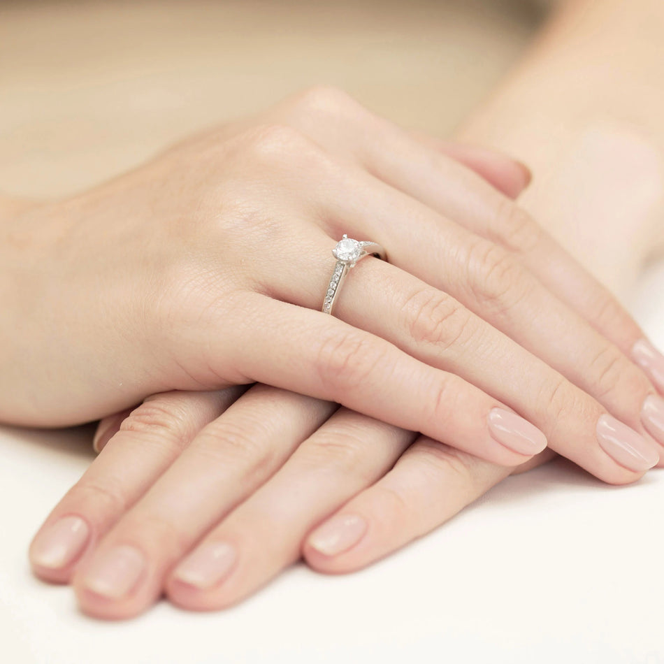Prsten z bílého zlata s 0,50ct a 0,12ct diamanty