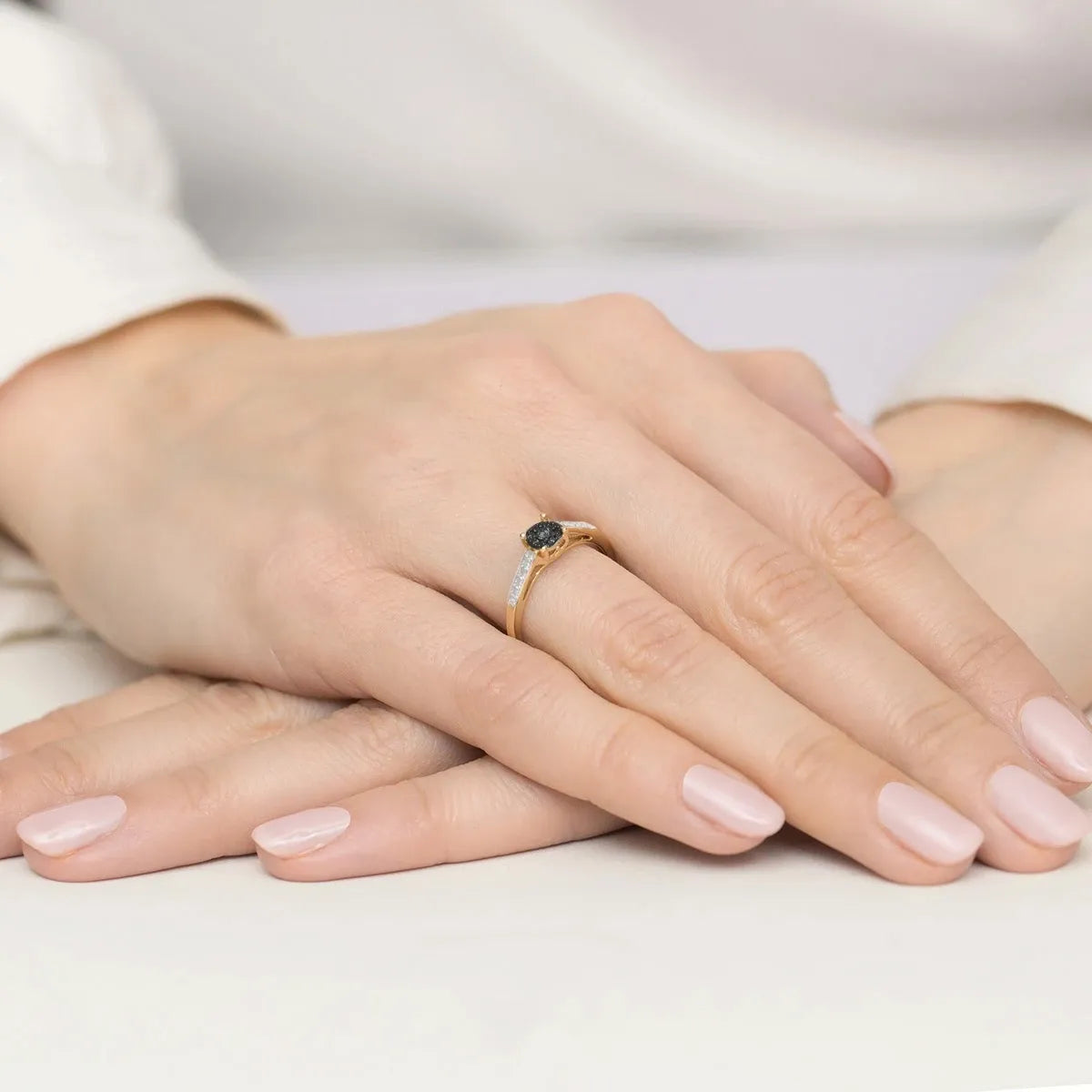 bague-en-or-avec-diamant-noir-de-0-04ct-et-diamants-de-0-005ct-w0055-xxx-02