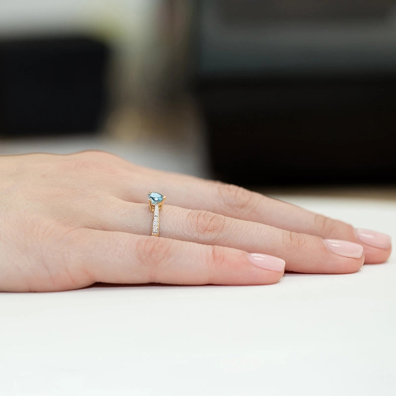 Gold Ring with 0.50ct Topaz and 0.03ct Diamonds