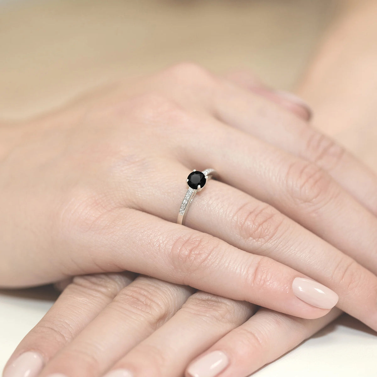 Bague en or blanc avec diamant noir de 0,50 ct et diamants de 0,05 ct