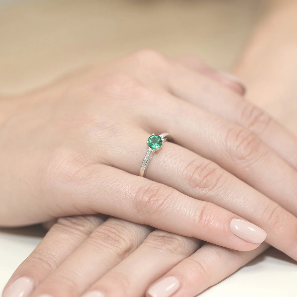 Prsteň z bieleho zlata s 0,50 ct smaragdom a 0,05 ct diamantmi