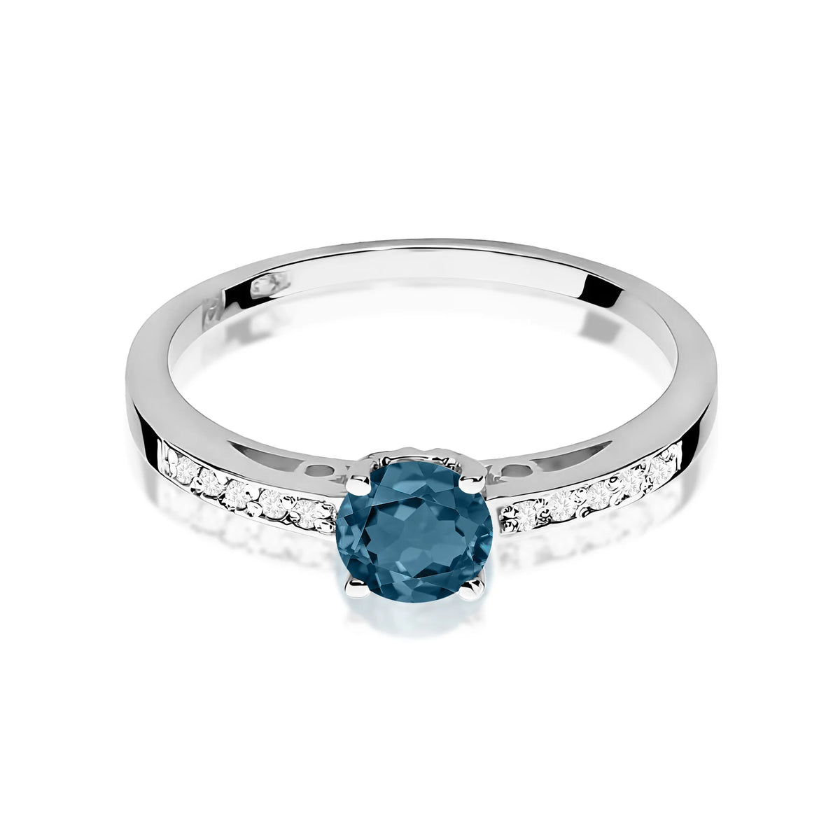 Prsten z bílého 14k zlata s diamanty na ramenou prstenu s topazem London Blue 0,50 ct a diamanty 0,05 ct