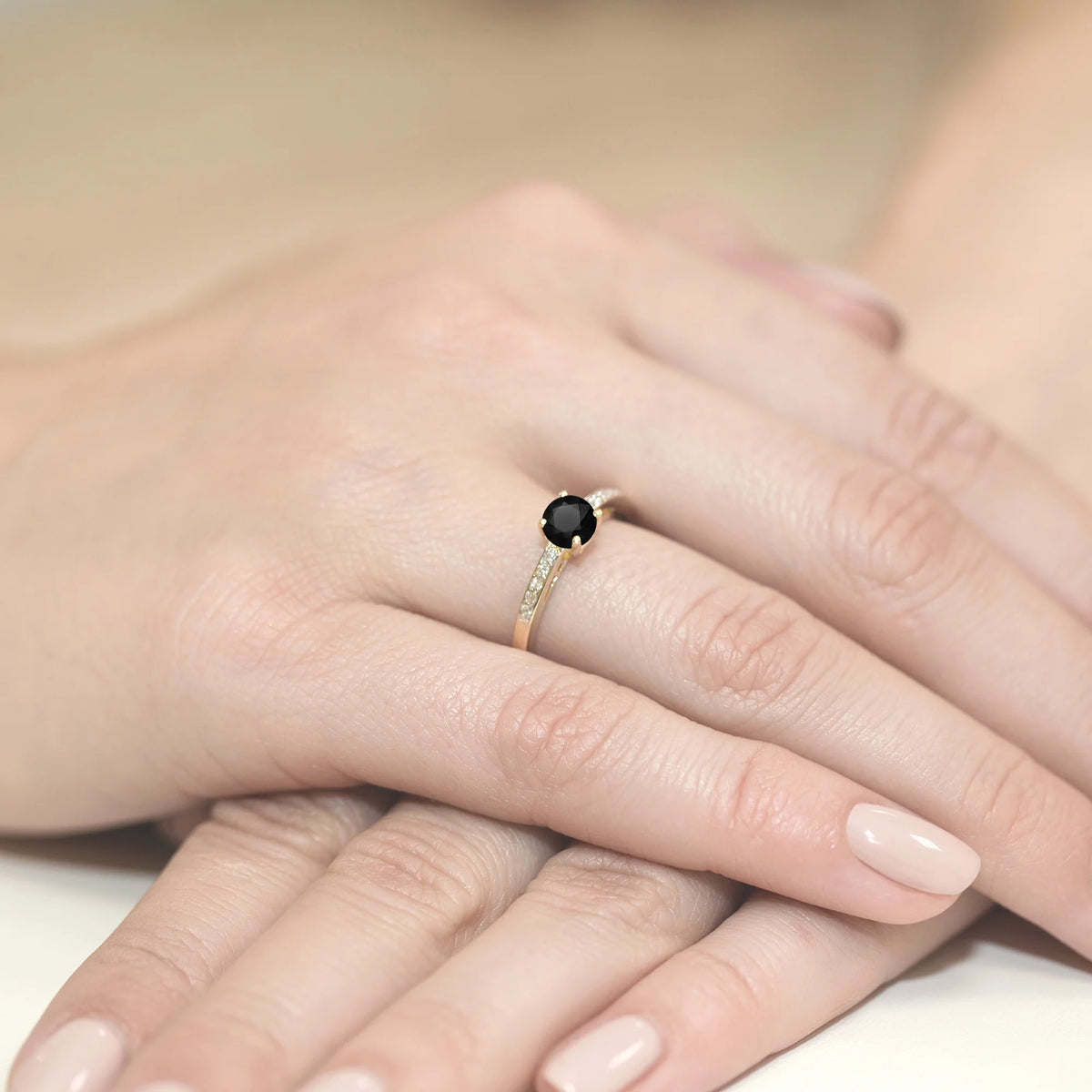 Prsten ze žlutého 14k zlata s diamanty na ramenou prstenu s černým diamantem 0,50 ct a diamanty 0,05 ct