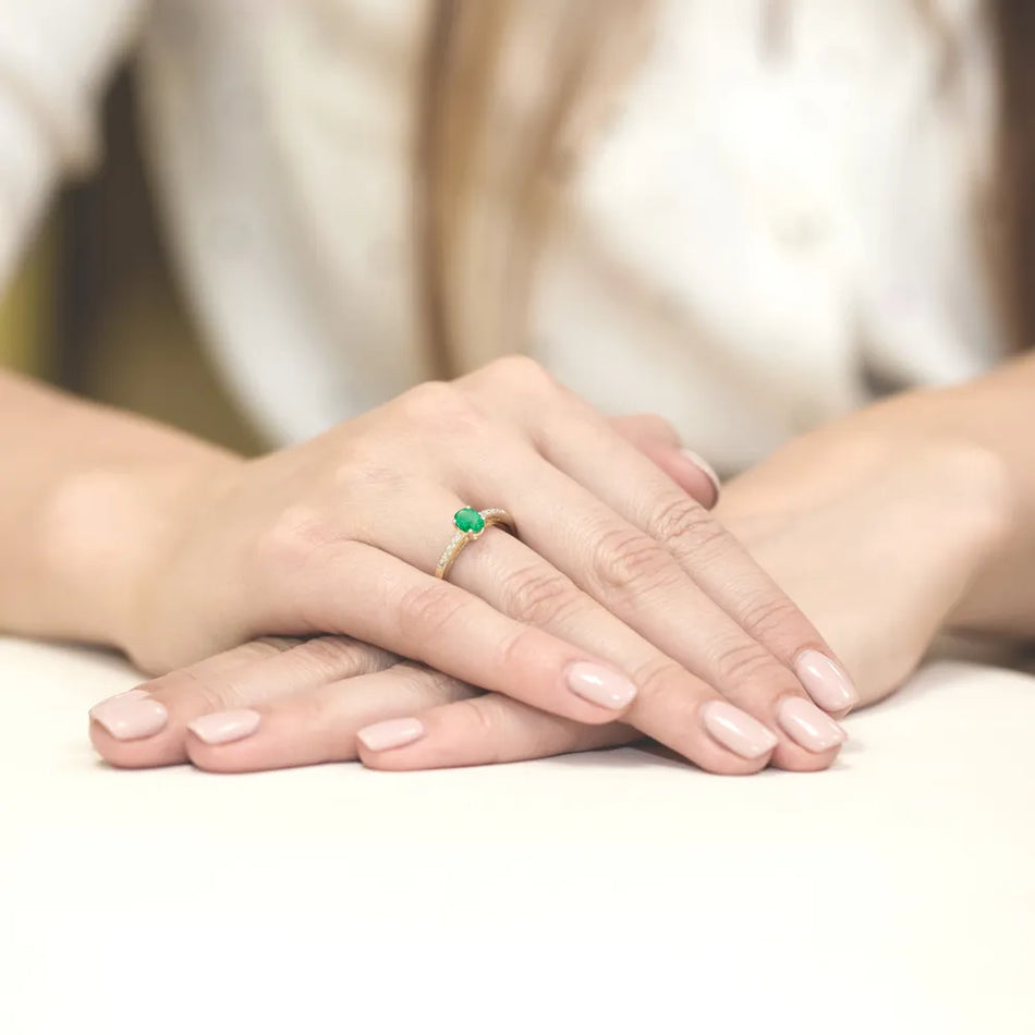gold-ring-with-0-40ct-emerald-and-0-05ct-diamonds-w0067-emg-01