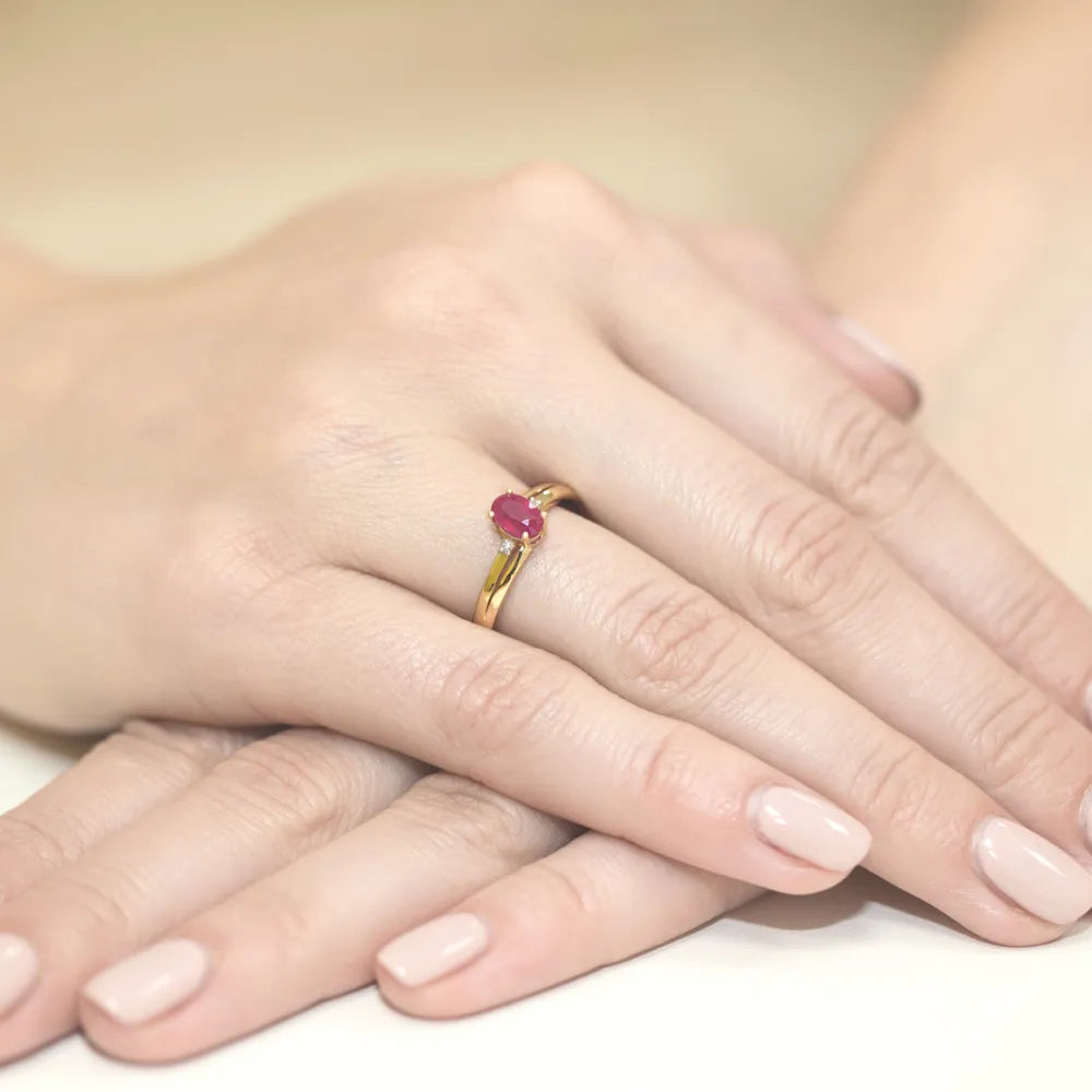 gold-ring-with-0-60ct-ruby-and-0-029ct-diamonds-w0068-rur-01