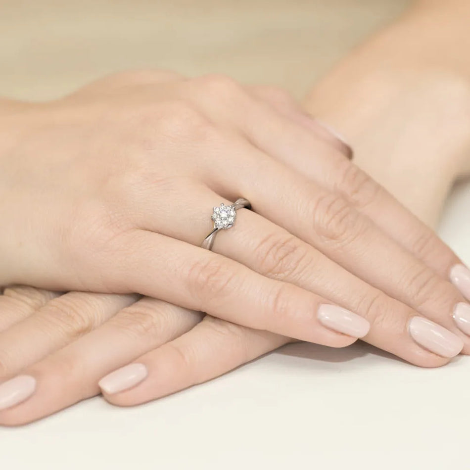 bague-en-or-avec-diamant-de-0-10ct-et-diamants-w0072-diw-01