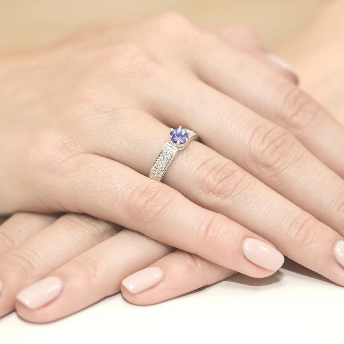 prsten-ze-zlata-s-0-50ct-tanzanitem-a-diamanty-w0075-tap-01