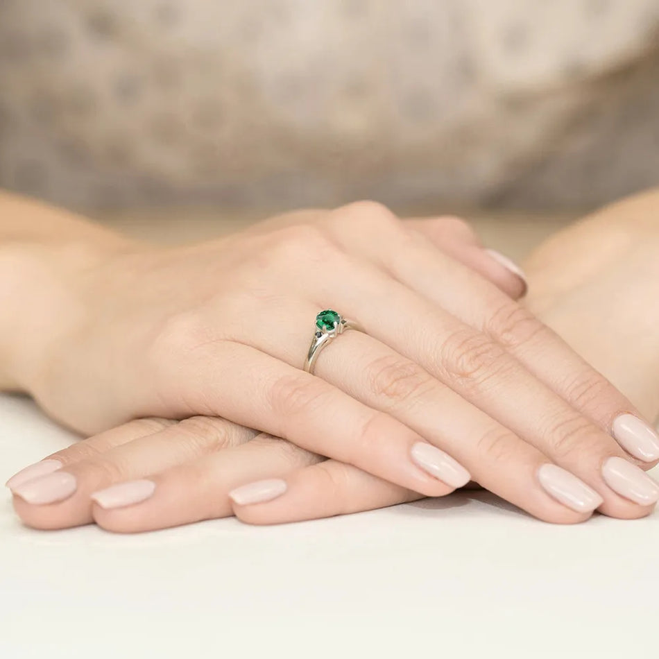 zlatý prsteň s 0,50 ct smaragdom a čiernymi diamantmi w0076-emg-02