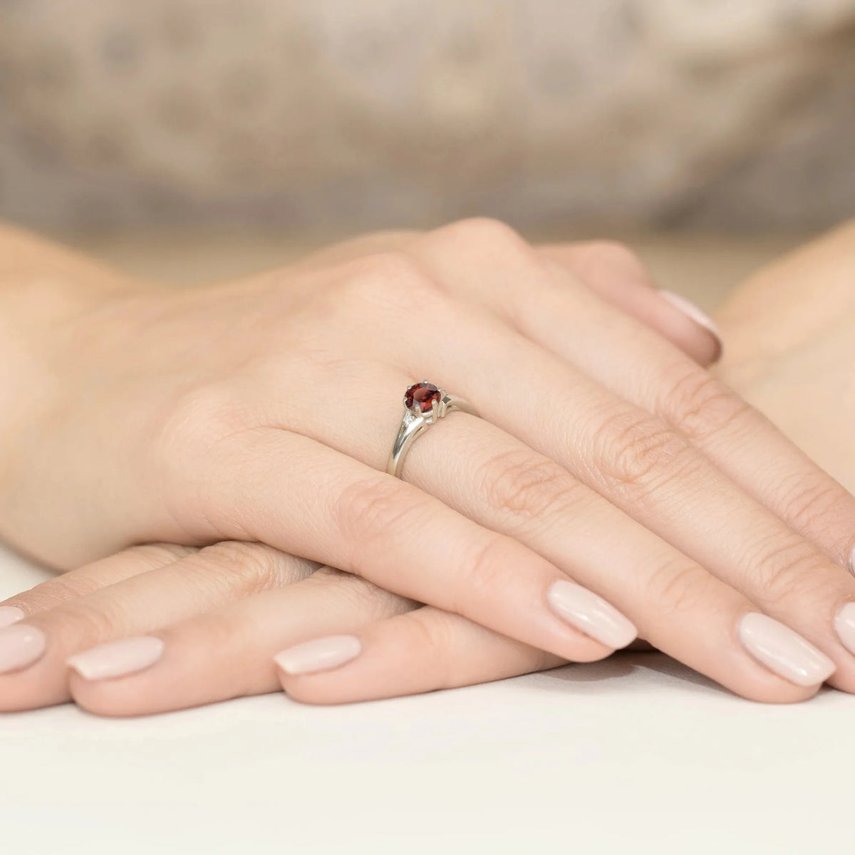zlatý prsteň s 0,60 ct granátom a diamantmi w0076-gar-01