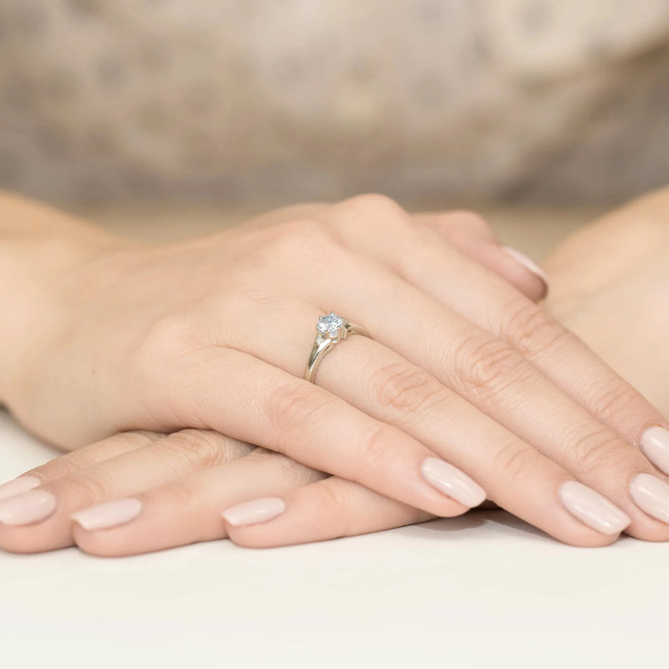 bague-en-or-avec-saphir-blanc-de-0-60ct-et-diamants-w0076-saw-01