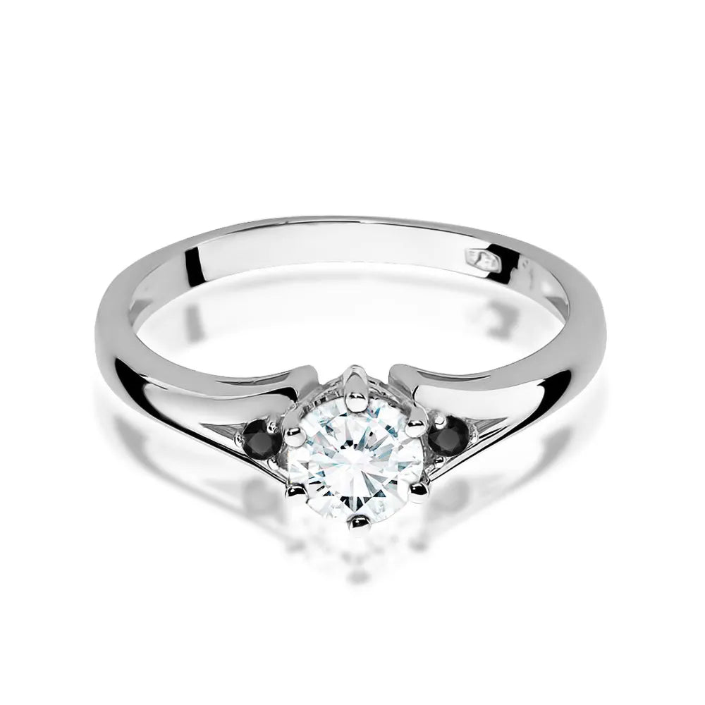 zlatý prsteň s 0,60 ct bielym zafírom a čiernymi diamantmi w0076-saw-02