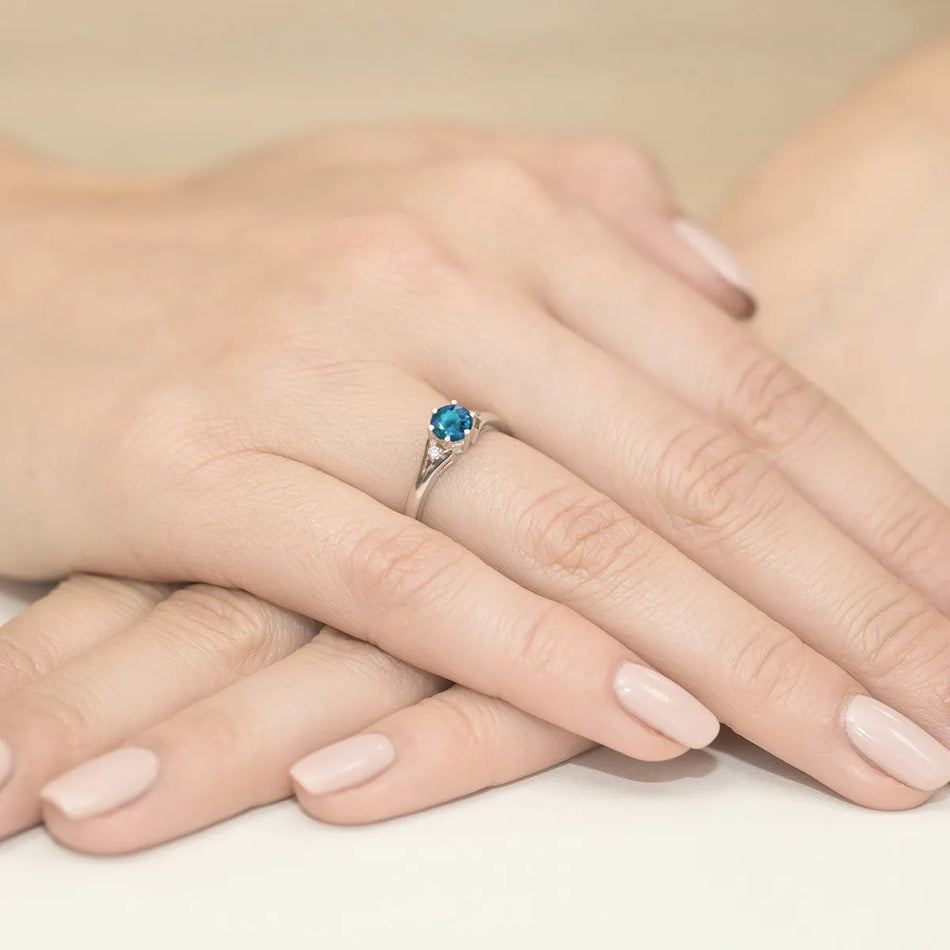 bague-en-or-avec-topaze-london-blue-de-0-50ct-et-diamants-w0076-tol-01