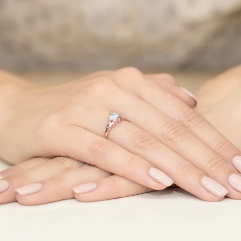 gold-ring-with-0-60ct-white-sapphire-and-diamonds-w0076-saw-01