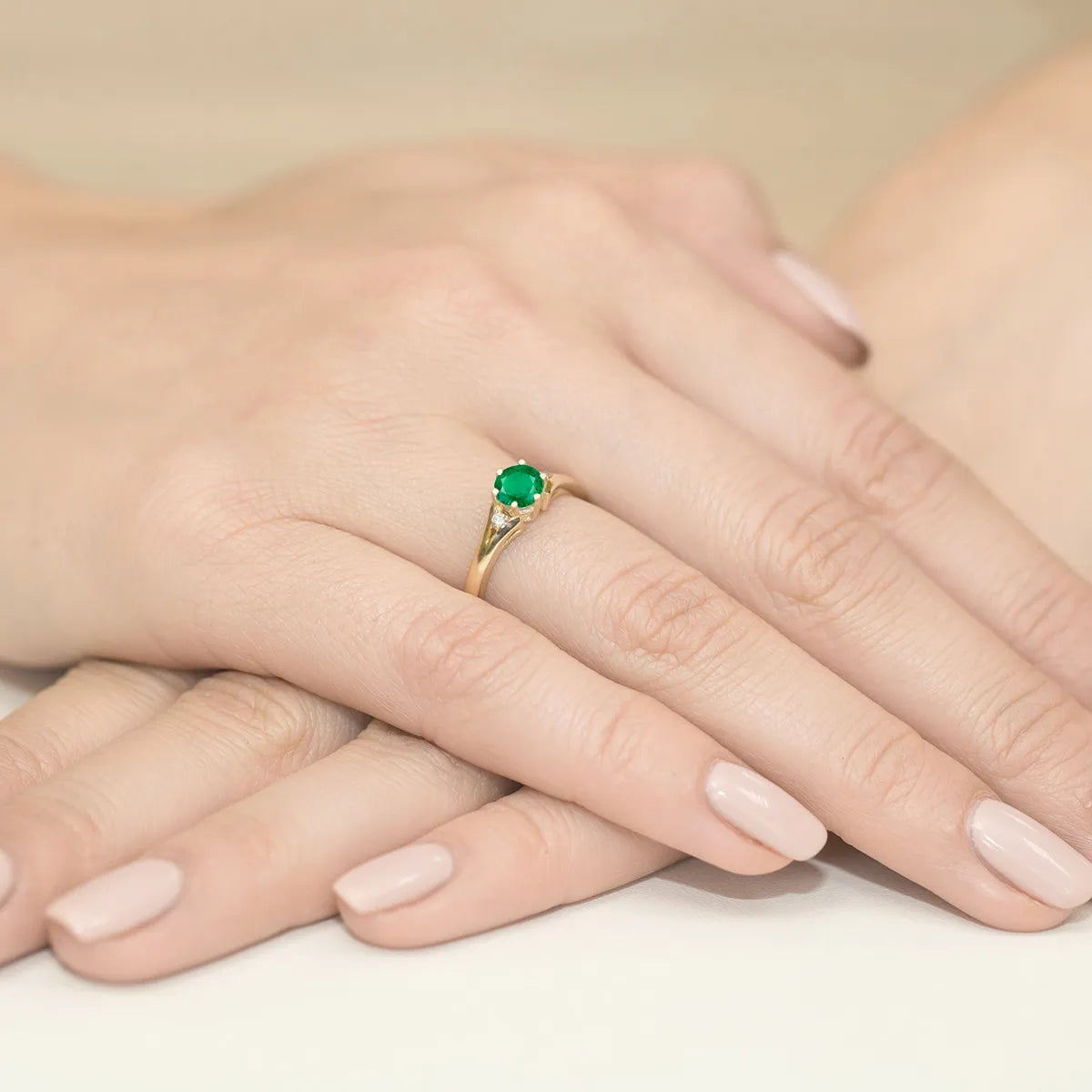 zlatý prsteň s 0,50 ct smaragdom a diamantmi w0076-emg-01