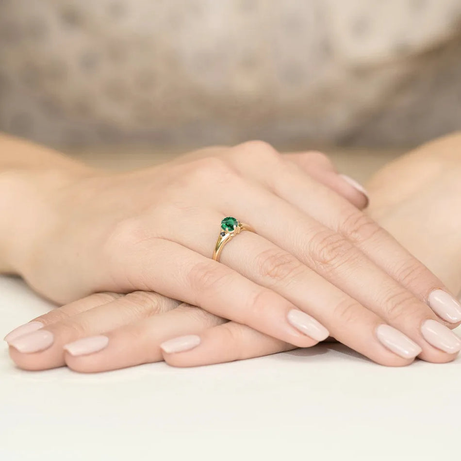 gold-ring-with-0-50ct-emerald-and-black-diamonds-w0076-emg-02
