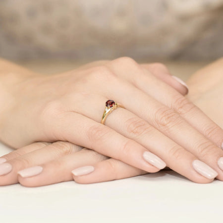 gold-ring-with-0-60ct-garnet-and-diamonds-w0076-gar-01