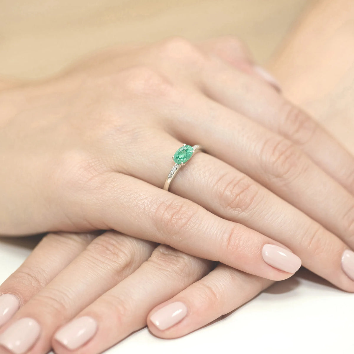 goldring-mit-0-40ct-smaragd-und-0-03ct-diamanten-w0077-emg-01