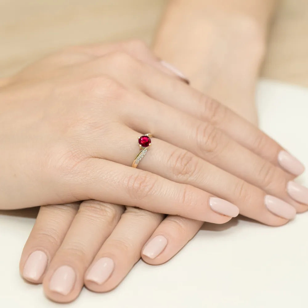 bague-en-or-avec-rubis-de-0-60ct-et-diamants-de-0-05ct-w0084-rur-01