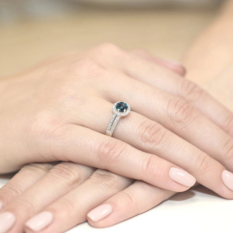 Weißgoldring mit 0,50 ct London Blue Topas und 0,20 ct Diamanten