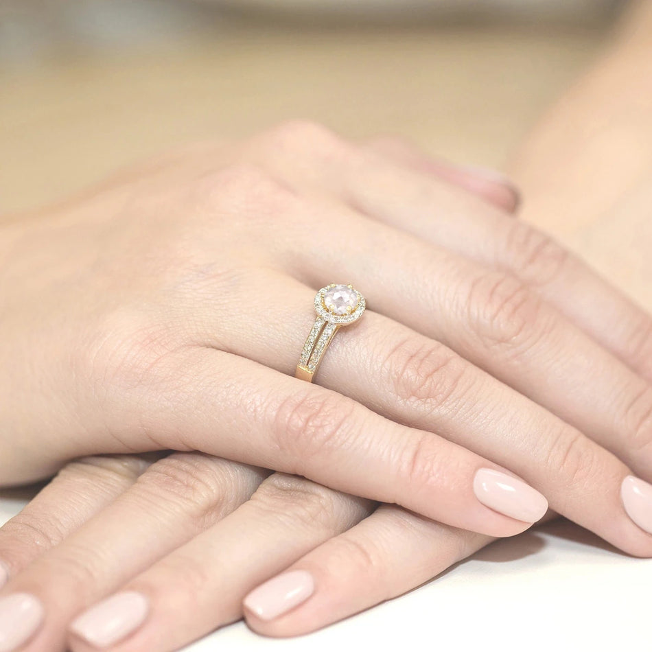 Prsten ze žlutého zlata s kulatým lab-grown diamantem 0,50 ct a diamanty 0,20 ct