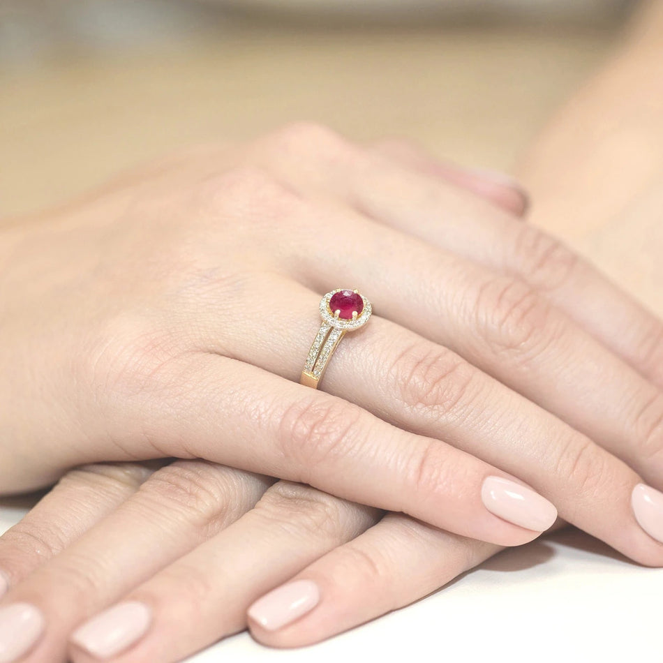 Zlatý prsten s rubínem 0,60 ct a diamanty 0,20 ct