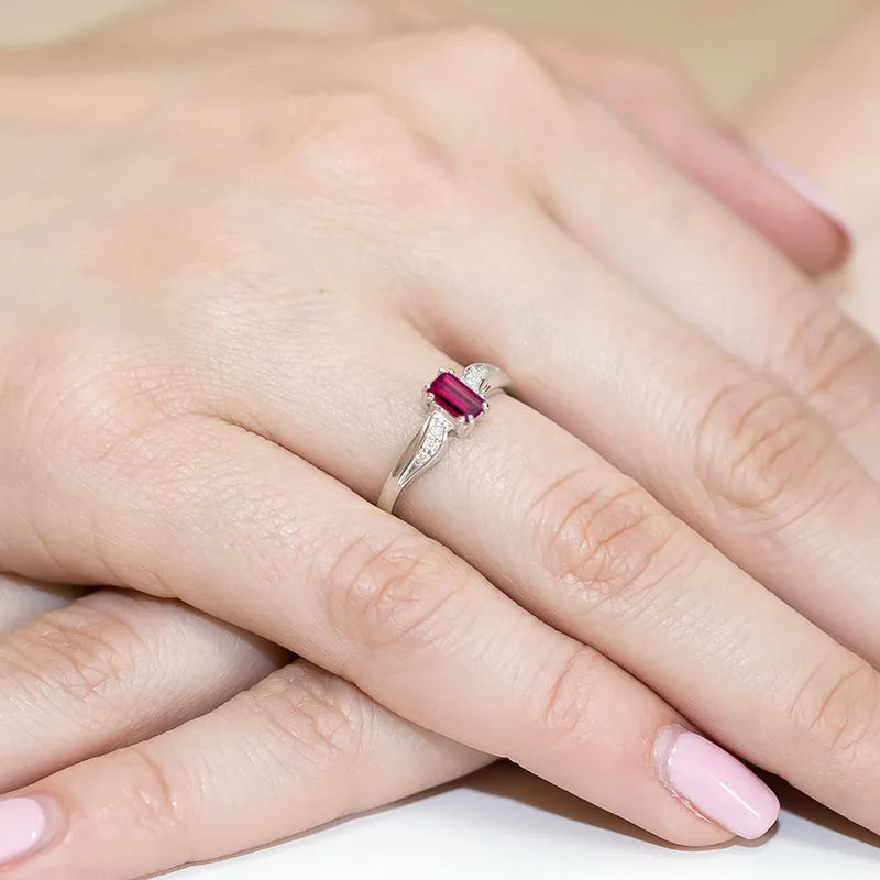 gold-ring-with-0-70ct-garnet-and-0-03ct-diamonds-w0094-gar-01