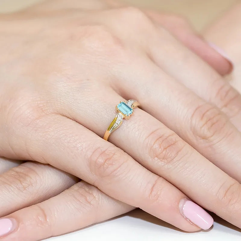 zlatý prsten s topazem 0,65 ct a diamanty 0,03 ct w0094-tob-01