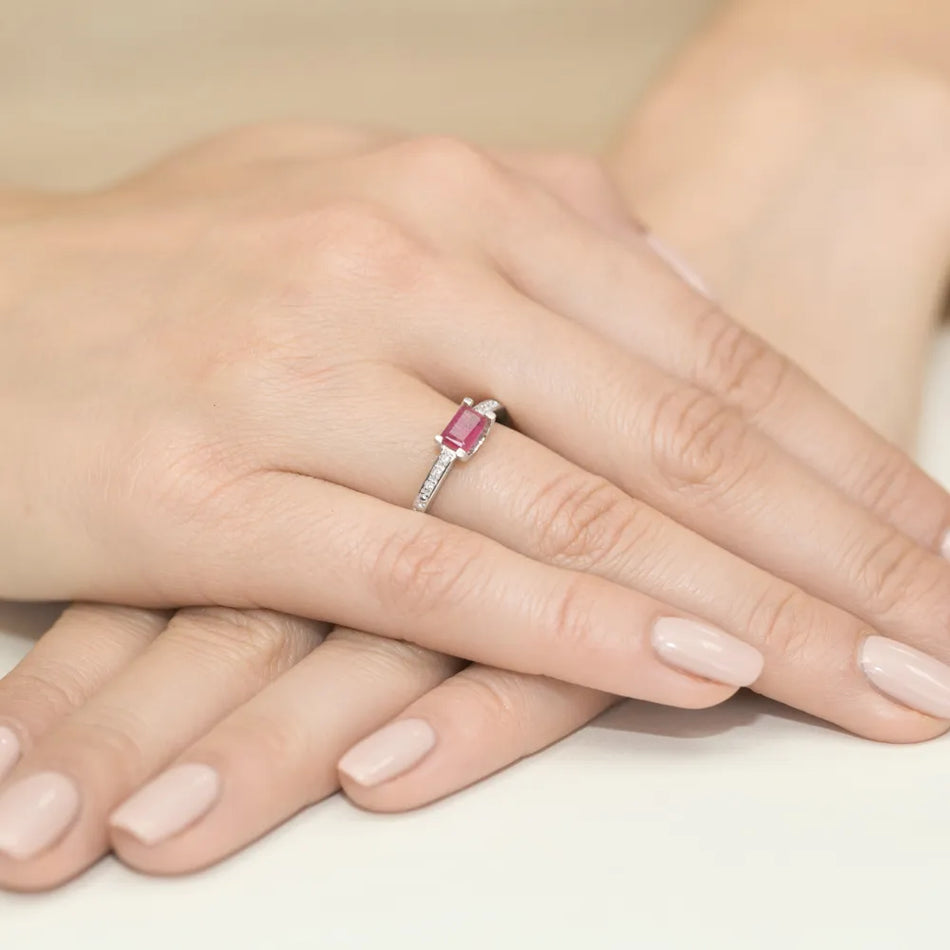 zlatý prsteň s 0,80 ct rubínom a 0,03 ct diamantmi w0105-rur-01