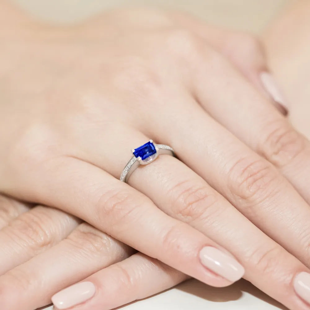 gold-ring-with-0-60ct-sapphire-and-0-03ct-diamonds-w0105-sab-01