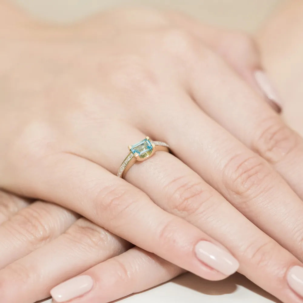 gold-ring-with-0-65ct-topaz-and-0-03ct-diamonds-w0105-tob-01