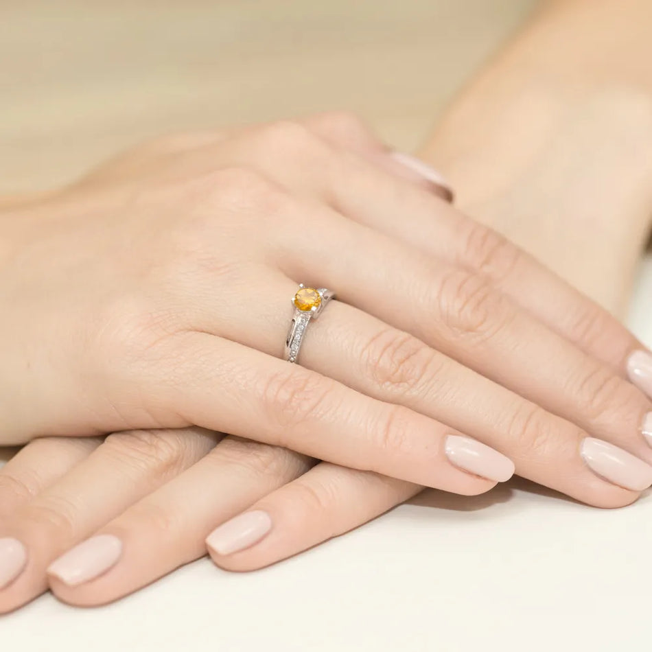 zlatý-prsteň-s-0-50ct-citrínom-a-0-03ct-diamantmi-w0106-ciy-01