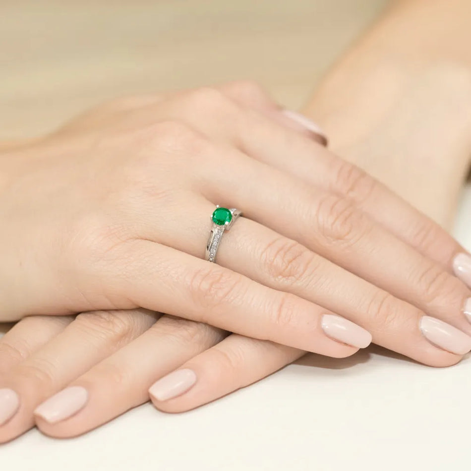 zlatý prsteň s 0,50 ct smaragdom a 0,03 ct diamantmi w0106-emg-01