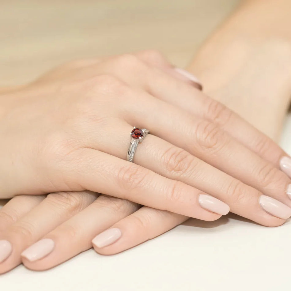 bague-en-or-avec-grenat-de-0-60ct-et-diamants-de-0-03ct-w0106-gar-01