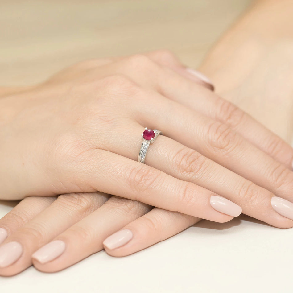 Bague en or blanc avec rubis 0,60 ct et diamants 0,03 ct