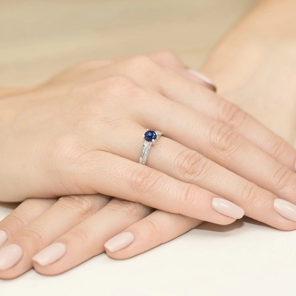 Prsteň z bieleho zlata s 0,50 ct zafírom a 0,03 ct diamantmi