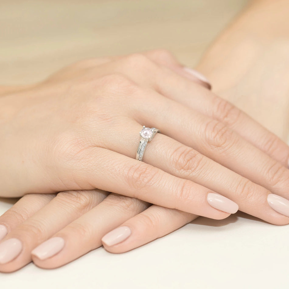 Ring aus Weißgold mit 0,60 ct weißem Saphir und 0,03 ct Diamanten