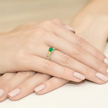 gold-ring-with-0-50ct-emerald-and-0-03ct-diamonds-w0106-emg-01