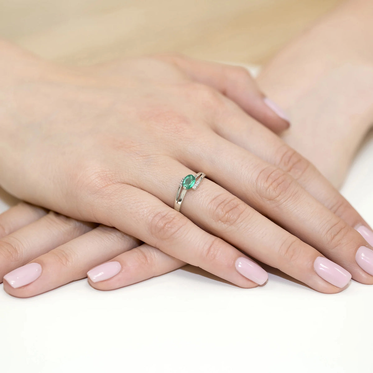 Bague en or blanc avec émeraude 0,40 ct et diamants 0,052 ct