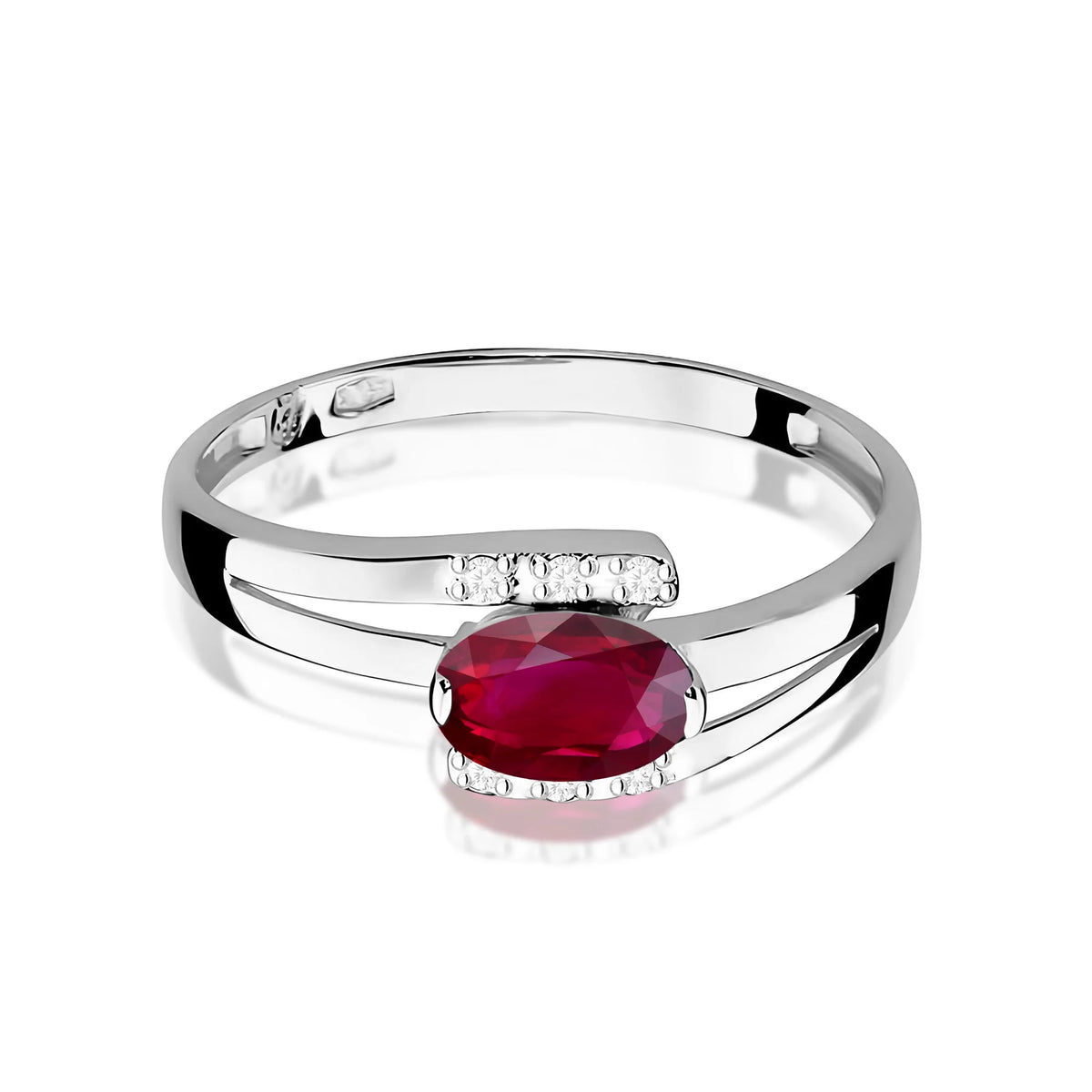 Prsten z bílého 14k zlata s oválným rubínem 0,60 ct a diamanty 0,052 ct