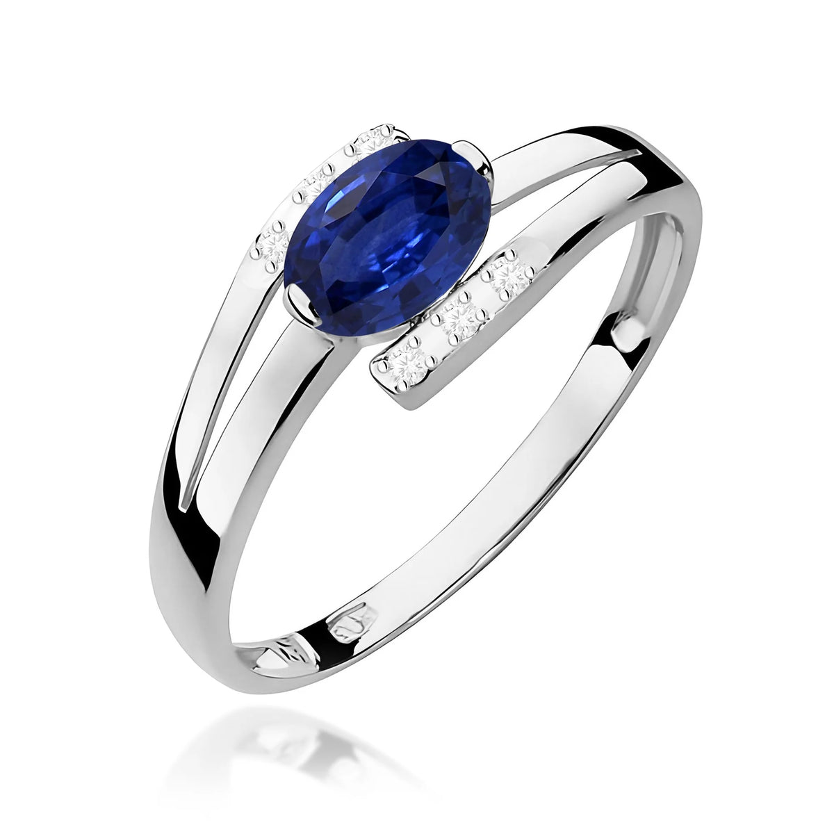 Prsten z bílého 14k zlata s oválným safírem 0,70 ct a diamanty 0,052 ct
